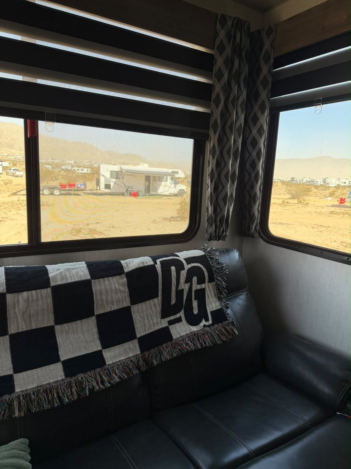 DESERTGIRL Woven Checkered Blanket